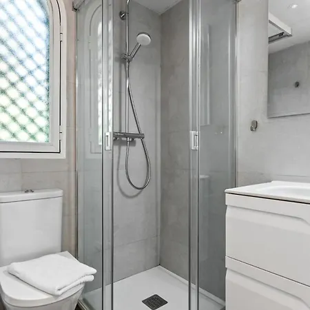 Modern Flat In Ref M24